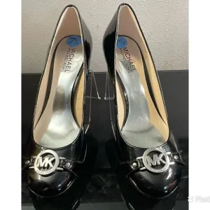 Michael Kors Michael Monogram Black Patent Leather Pumps Logo Silver Buckle 7.5M