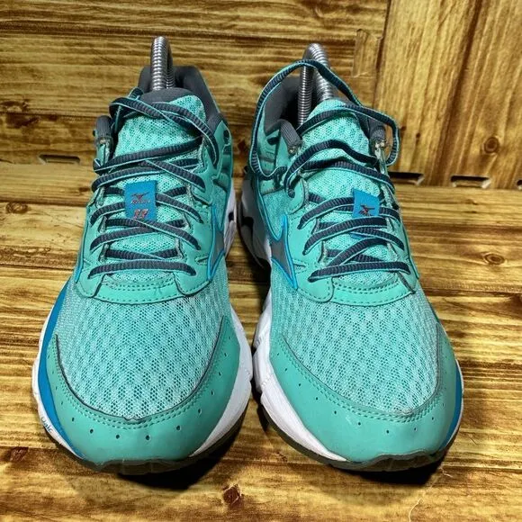 Mizuno Aqua Green &amp; White Lace Up Athletic Shoes Women’s Size 8,5