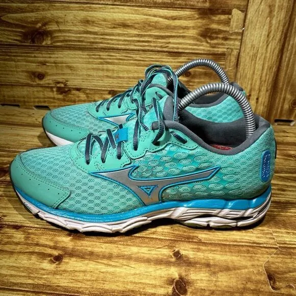 Mizuno Aqua Green &amp; White Lace Up Athletic Shoes Women’s Size 8,5
