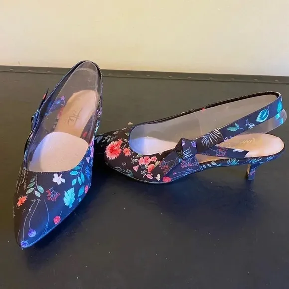 Nanette Lenore Rhonda Dark Floral Kitten Heels Women’s Size 8.5M