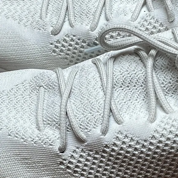 Native Shoes Men’s US 11.5 white Sneakers Water Shoes Lace Up Stretchy Knit