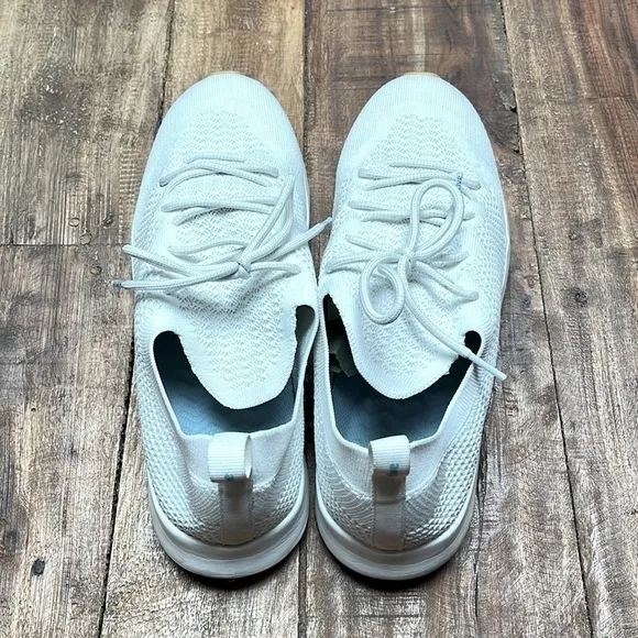 Native Shoes Men’s US 11.5 white Sneakers Water Shoes Lace Up Stretchy Knit