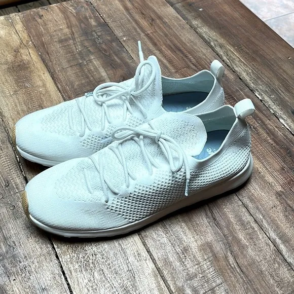 Native Shoes Men’s US 11.5 white Sneakers Water Shoes Lace Up Stretchy Knit