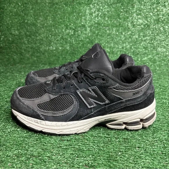 New Balance 2002R Black Running Shoes Women’s Size 7 (Mens 6)