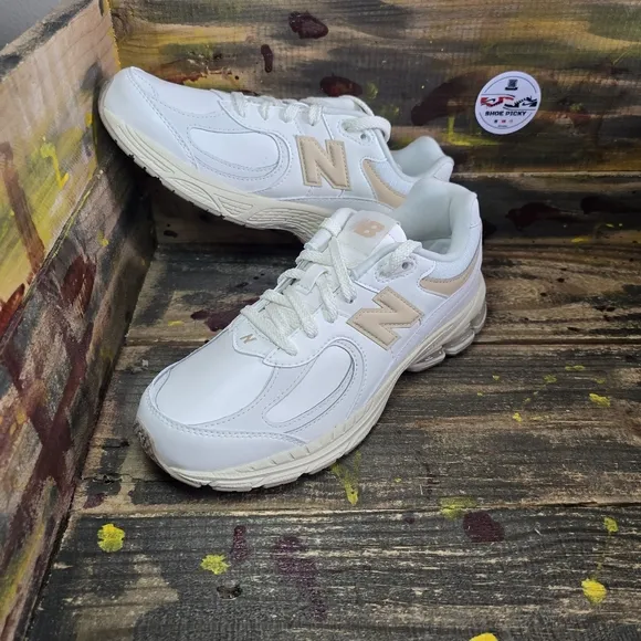 New Balance 2002R Frappe Beige Shoes Women’s 8,8.5 (Youth 6.5,7) GC2002VF