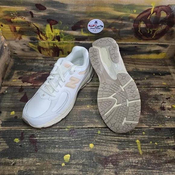 New Balance 2002R Frappe Beige Shoes Women’s 8,8.5 (Youth 6.5,7) GC2002VF