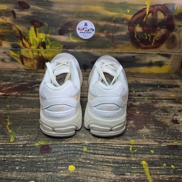 New Balance 2002R Frappe Beige Shoes Women’s 8,8.5 (Youth 6.5,7) GC2002VF