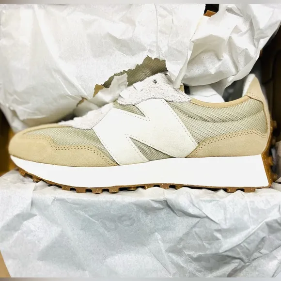 New Balance 327 Unisex Women 9.5 / Men 8 Casual Sneakers Shoes Moonbeam Tan NEW