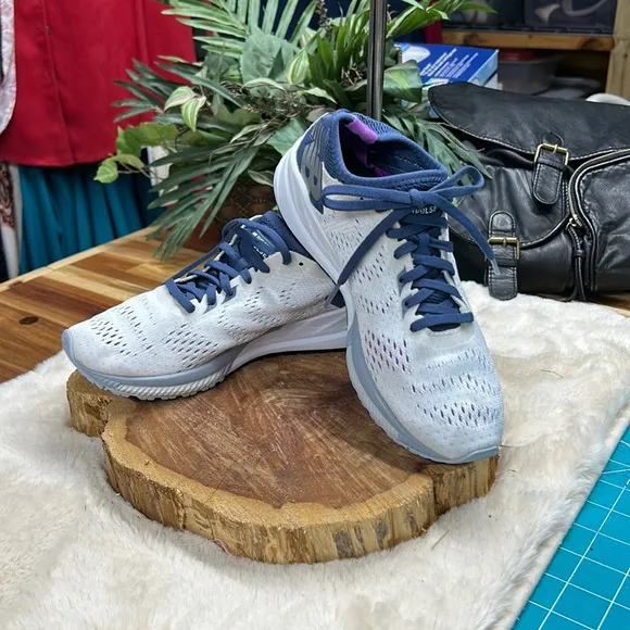 New‎ Balance Fuel Cell Impulse White, Navy Blue, and a bit of Purple women’s 7.5