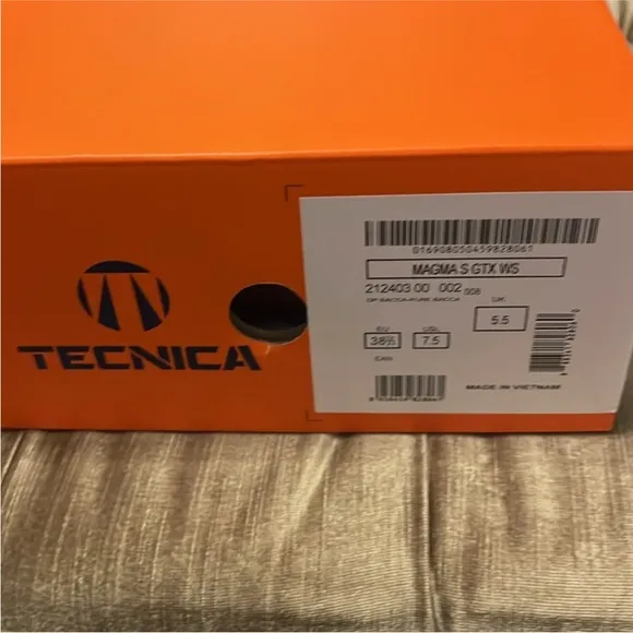 New in box Tecnica Women's Magma S GORE-TEX Hiking Shoes Size 7.5