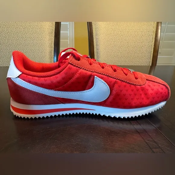 New Nike Cortez Valentines Day Heart Sneaker Shoes Size 7Y / 8.5 W