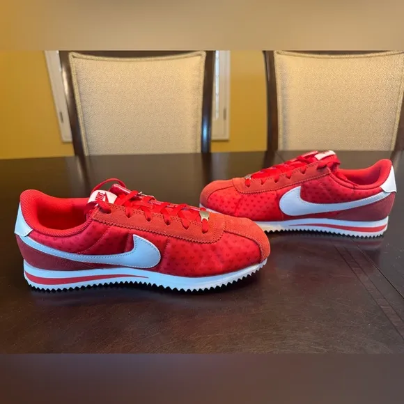 New Nike Cortez Valentines Day Heart Sneaker Shoes Size 7Y / 8.5 W