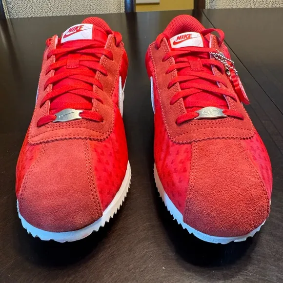 New Nike Cortez Valentines Day Heart Sneaker Shoes Size 7Y / 8.5 W