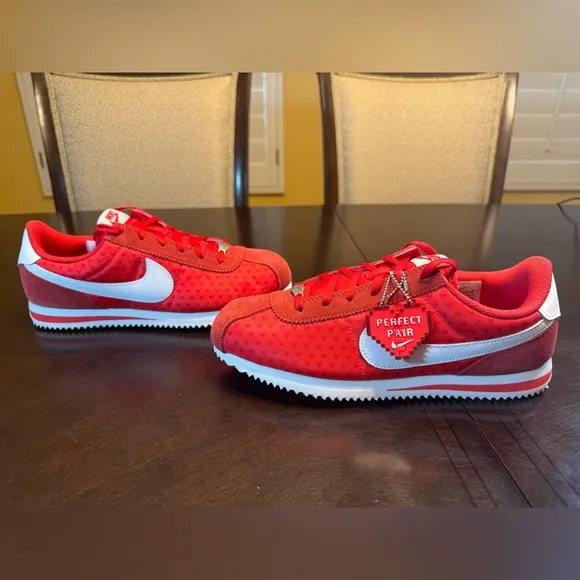 New Nike Cortez Valentines Day Heart Sneaker Shoes Size 7Y / 8.5 W