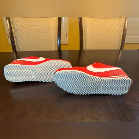 New Nike Cortez Valentines Day Heart Sneaker Shoes Size 7Y / 8.5 W