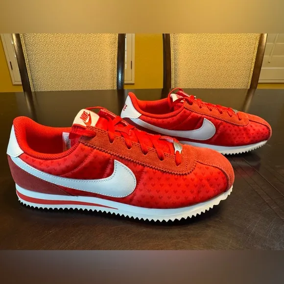 New Nike Cortez Valentines Day Heart Sneaker Shoes Size 7Y / 8.5 W