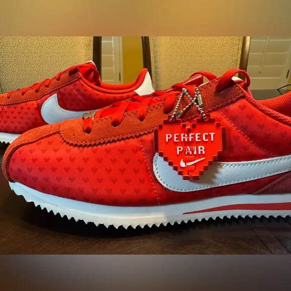 New Nike Cortez Valentines Day Heart Sneaker Shoes Size 7Y / 8.5 W