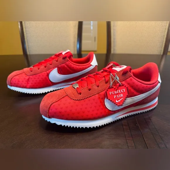 New Nike Cortez Valentines Day Heart Sneaker Shoes Size 7Y / 8.5 W