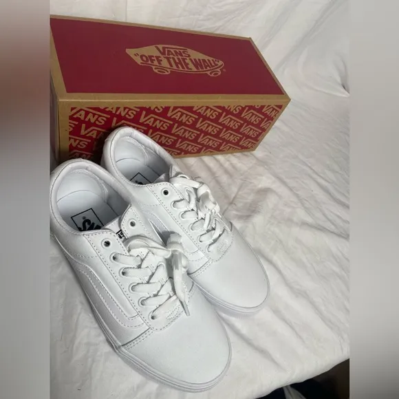New VANS size 9.5 women’s TRIPLE WARD WHITE canvas sneakers shoes VNOA3IUN…