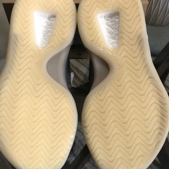 New With Tags Yeezy QNTM 6.5 Youth/8.5 Youth Women