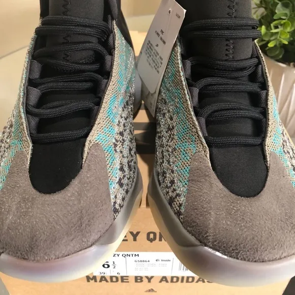 New With Tags Yeezy QNTM 6.5 Youth/8.5 Youth Women