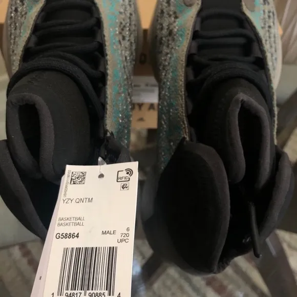 New With Tags Yeezy QNTM 6.5 Youth/8.5 Youth Women