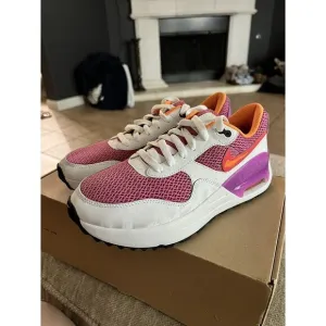 *NEW* WOMEN NIKE AIR MAX SYSTEM COSMIC FUCHSIA  (FD0825 600), Sz 8.5 Men 7