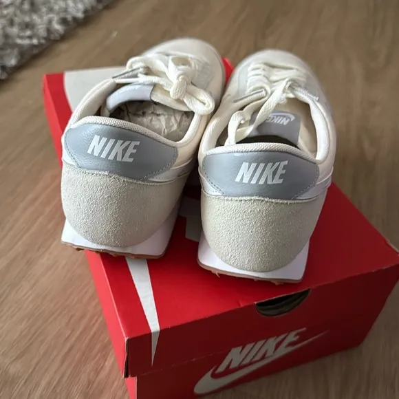 New , Women nike DBREAK size 11 available