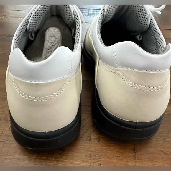 New! Womens ECCO Ivory And White Golf Shoes. Size 40 Golf Shoes (sz 9.5)