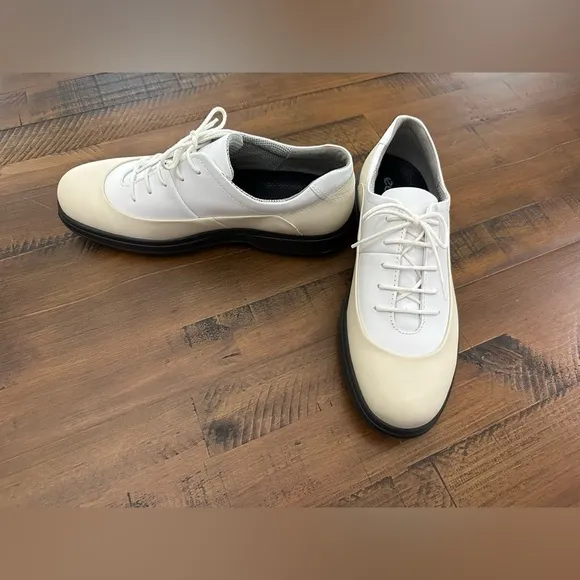 New! Womens ECCO Ivory And White Golf Shoes. Size 40 Golf Shoes (sz 9.5)