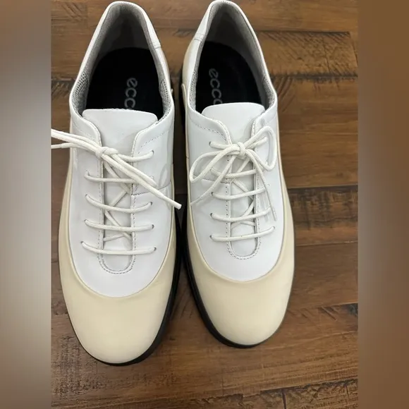 New! Womens ECCO Ivory And White Golf Shoes. Size 40 Golf Shoes (sz 9.5)