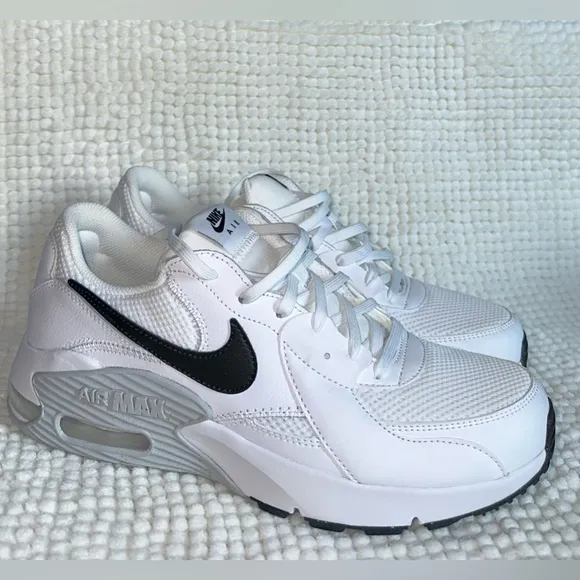 NEW. Women’s Nike Air Max Excee White Sneakers Size 10