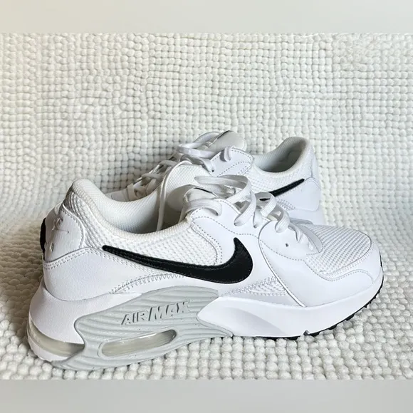 NEW. Women’s Nike Air Max Excee White Sneakers Size 10