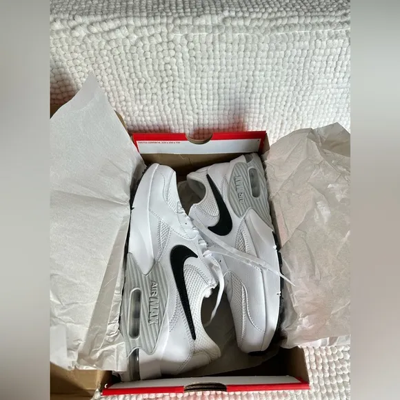 NEW. Women’s Nike Air Max Excee White Sneakers Size 10