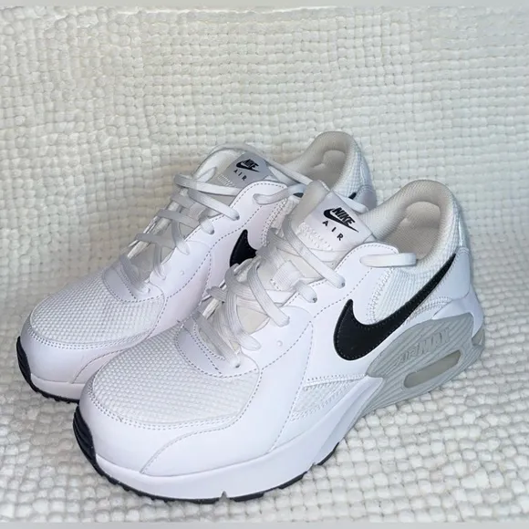NEW. Women’s Nike Air Max Excee White Sneakers Size 10