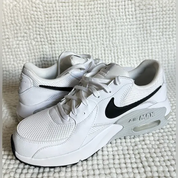 NEW. Women’s Nike Air Max Excee White Sneakers Size 10