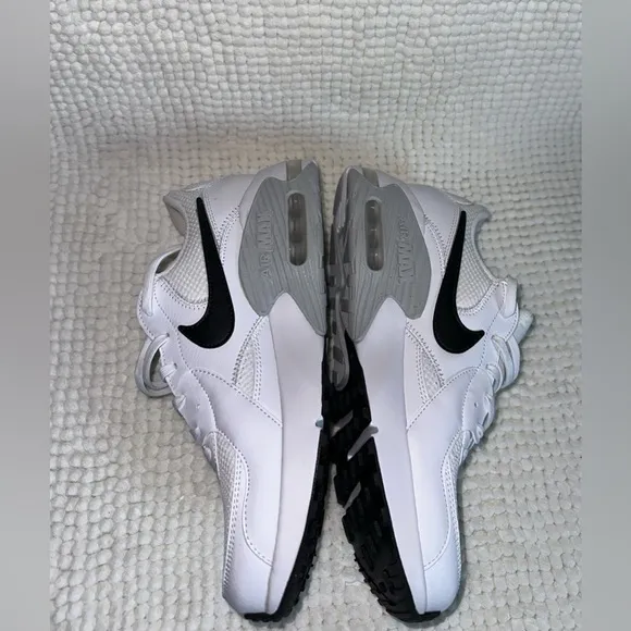 NEW. Women’s Nike Air Max Excee White Sneakers Size 10