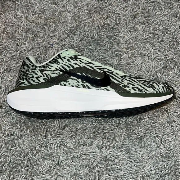 NEW Women’s Nike Air Winflo 11 PRM (8.5)