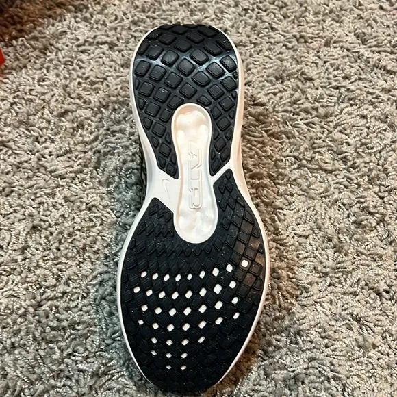 NEW Women’s Nike Air Winflo 11 PRM (8.5)