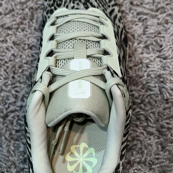 NEW Women’s Nike Air Winflo 11 PRM (8.5)
