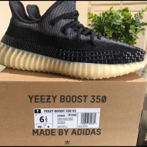 NEW Yeezy Boost 350 V2 6.5 Youth/8.5 Womens UNISEX