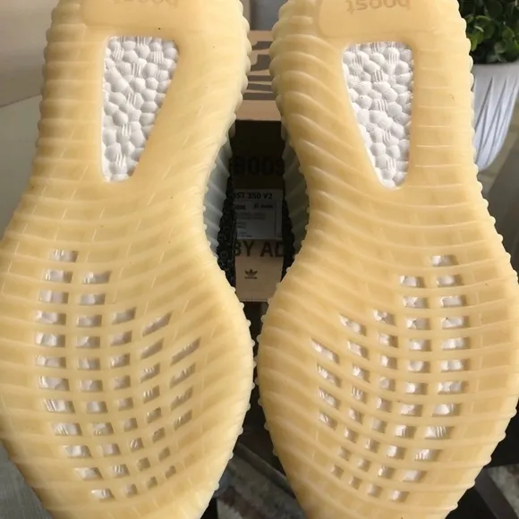 NEW Yeezy Boost 350 V2 6.5 Youth/8.5 Womens UNISEX