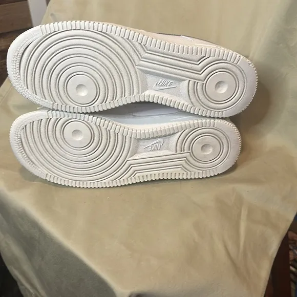 NIKE AIR AIRFORCE 1 white and silver Excellent condition