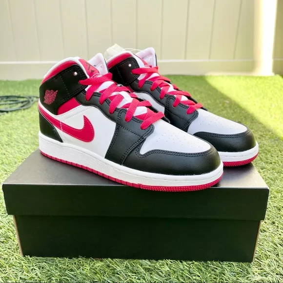 Nike Air Jordan 1 mid GS shoes