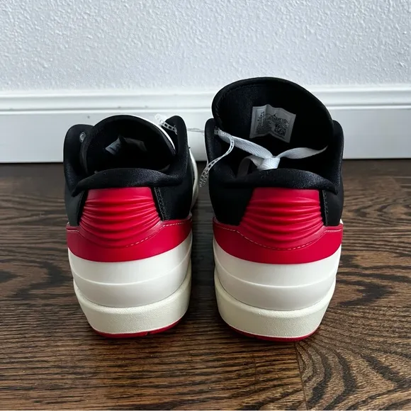 Nike Air Jordan 2 Retro Women’s Black/Red “Chicago Twist” Low Top Shoes sz 9.5