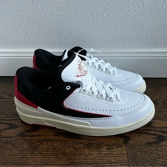 Nike Air Jordan 2 Retro Women’s Black/Red “Chicago Twist” Low Top Shoes sz 9.5