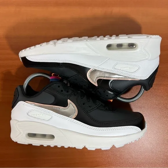 Nike Air Max 90 Leather SE Off Noir Shoe Size 6Y or 7.5 Women’s
