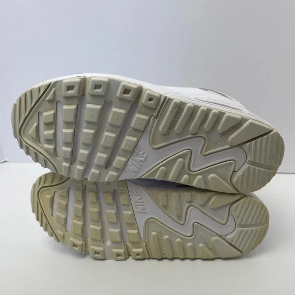 Nike air Max 90 LTR White/White Metallic Silver Little Unisex Sneaker Size 13C