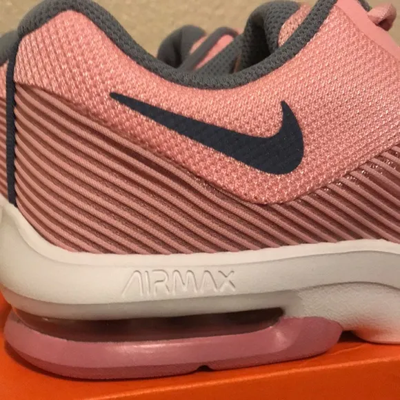 NIKE Air Max Advantage 2 Girls Shoes Size 5