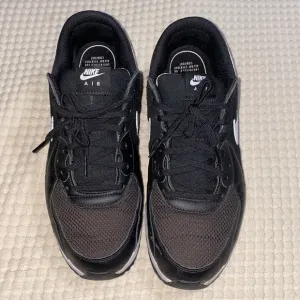Nike Air Max Excee Men’s Black and White Sneaker Shoes